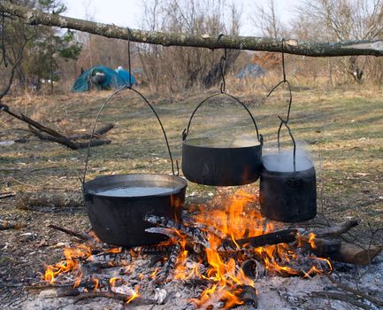 boild water in pot over fire