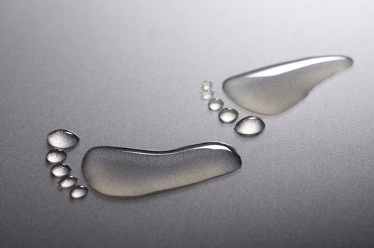 Drops of water that look like bare footprints, shallow DOF