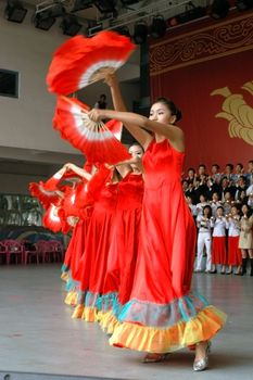 CHINA, SHENZHEN - DECEMBER 17, 2007: pretty Chinese girls dancing with fan.