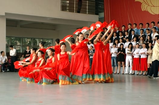 CHINA, SHENZHEN - DECEMBER 17, 2007: pretty Chinese girls dancing with fan.