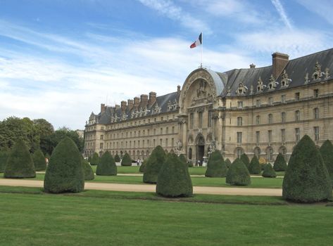 the garden and the  "hotel des Invalides" in Paris