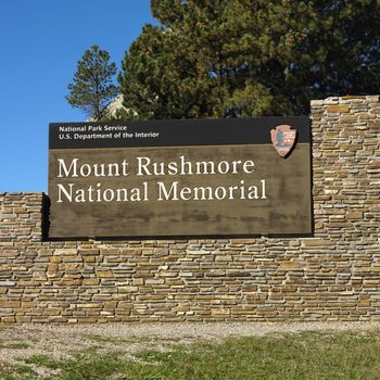 Entrance sign to Mount Rushmore National Memorial.