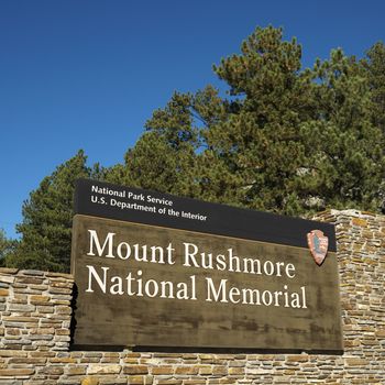 Entrance sign to Mount Rushmore National Memorial.