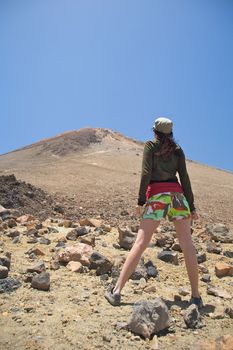 woman backwards with the teide volcano at the top