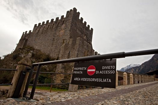 italian do not tresspas sign and a castle