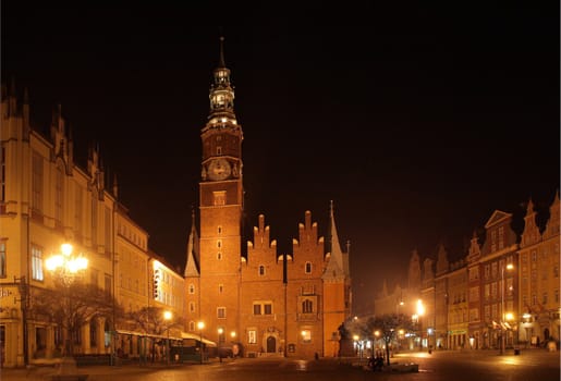 Wrocławski rynek nocą z widokiem na ratusz