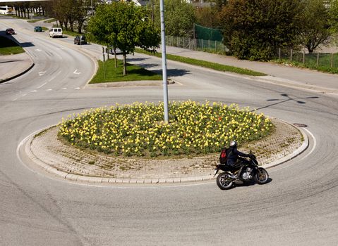 A traffic circle with a motocycle