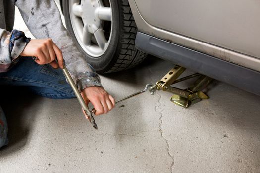 Jacking up a car with the emergency jack