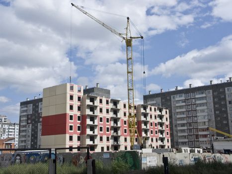 Image of building of an apartment house by means of the elevating crane