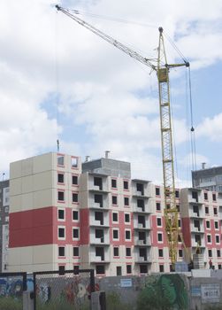 Image of building of an apartment house by means of the elevating crane