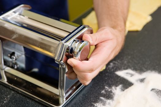 Adjusting the roller on a manual pasta machine