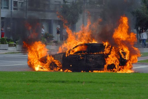Car fire of a Citroen Xsara at the corner of Concepci�n del Uruguay and Almer�a. Montevideo, Uruguay.