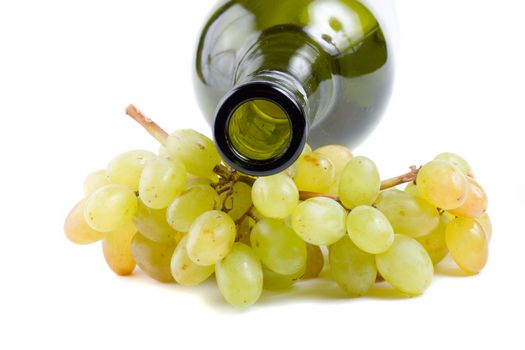 close-up bottleneck and green grapes, isolated on white
