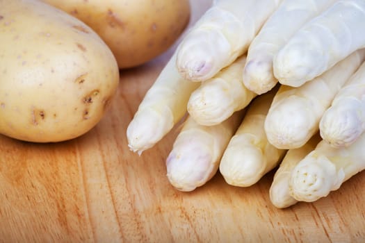 detail of a bunch of raw white asparagus