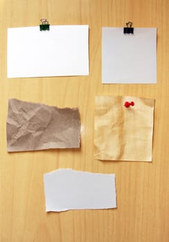 Blank note paper on wooden cardboard
