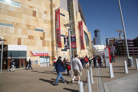 Fans arrive at new ballpark in Minneapolis for outdoor baseball