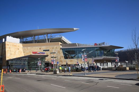 Fans arrive at new ballpark in Minneapolis for outdoor baseball