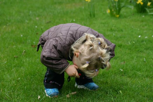 
small child is making pictures in the park
