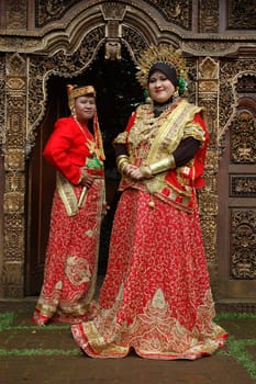 bride and groom wearing traditional costume from makasar-indonesia