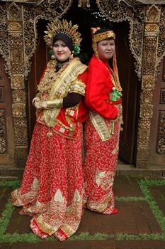 bride and groom wearing traditional costume from makasar-indonesia