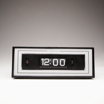 Retro clock set for 12:00.