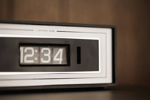 Retro clock set for 12:34.