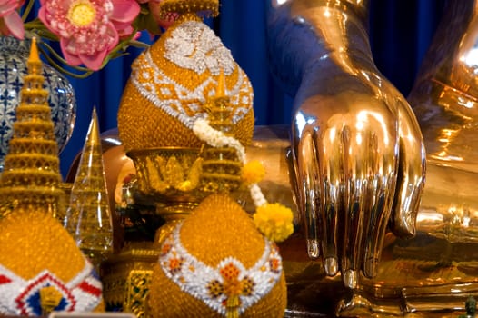 golden buddha statue