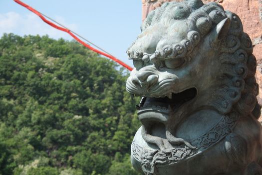 statue of lion on a fortress between the mountain