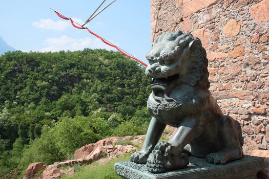 statue of lion on a fortress between the mountain