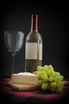 camembert and green grape with wine