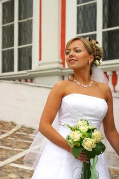 The beautiful bride with a bouquet from roses
