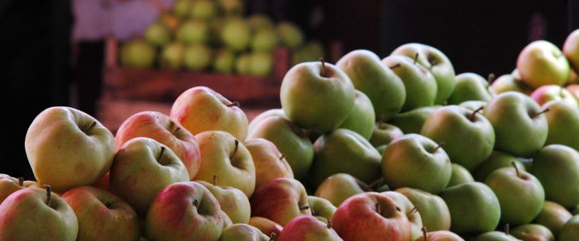 apples in market