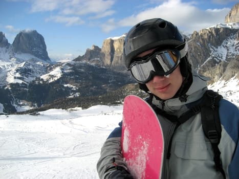 A snowboarder alone on the piste