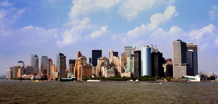 View of the Manhattan skyline as seen from the south. In front one can see Battery Park, with the buildings of New York's financial district.