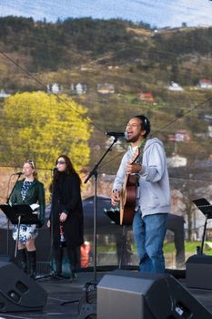 Stig Van Eik på lydprøve i Bergen 8.mai 2010 på festplassen før kveldens gullrute kåring.