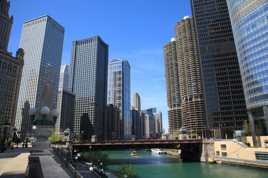 Skyscrapers, boats and bridges in Illinois city