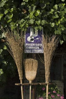 parking for broom witch reserved in italian language