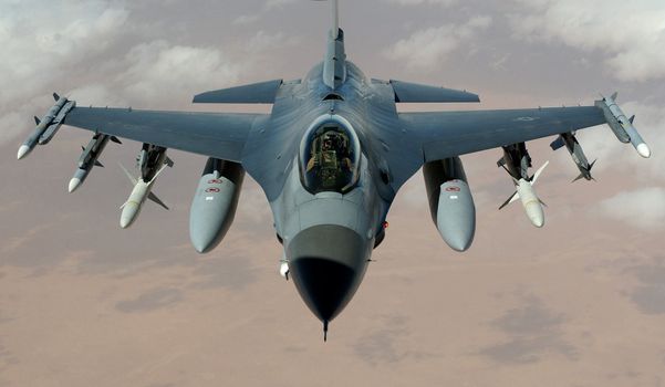 A U.S. Air Force F-16 Fighting Falcon flies a mission in the skies near Iraq on March 22, 2003. ** Credit: USAF / yaymicro.com **