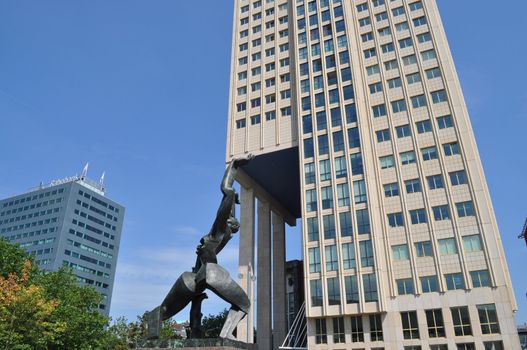 Statue support a building