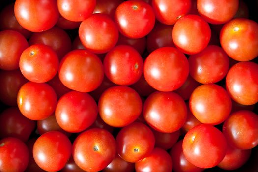 Ripe cherry tomatoes: close up