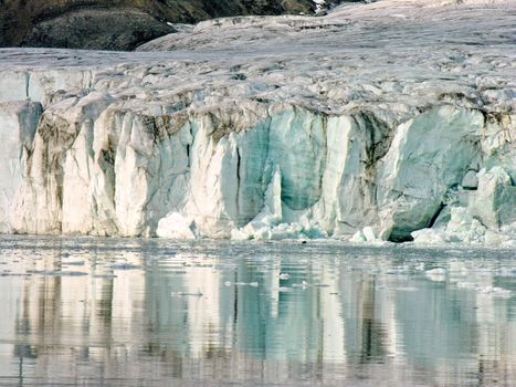 Icy Glaciar Cruise in Svalbard, North Pole