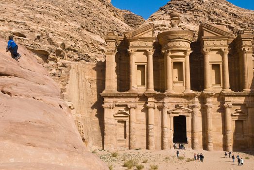 a picture of the monastry of Petra, Jordan.
