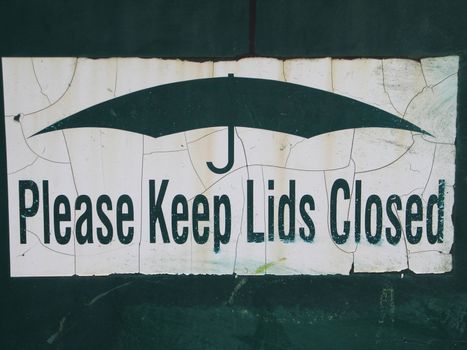 please keep lids closed sign