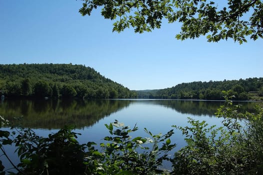 A calm river a bleu sky reflecting in it