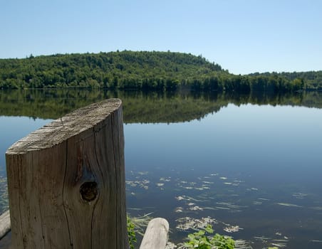 A calm river a bleu sky reflecting in it