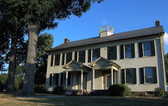 Picture of an old house typical of the USA