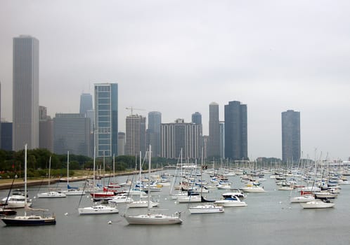 A picture of the Chicago skyline with a marina in the foreground