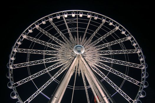 A night picture of an illuminated ferry wheel