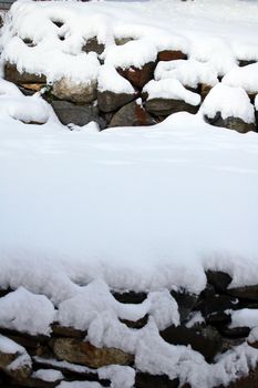 stone fondations with snow
