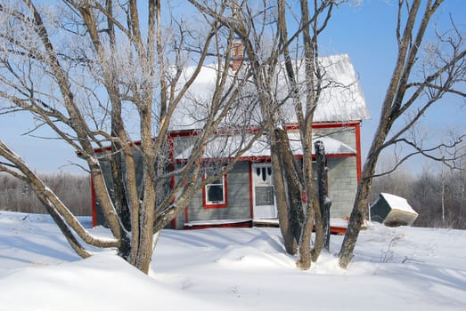 Picture of an abandoned farming house in Winter